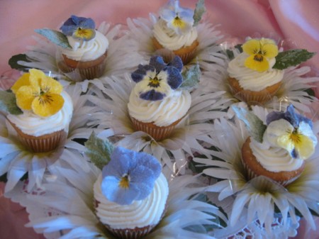 How to Crystallize Edible Flowers for Cakes and Desserts 