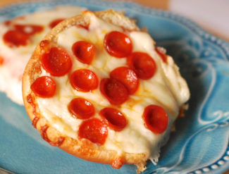 school lunch room hamburger bun mini pizzas {tiger paws} - ChinDeep